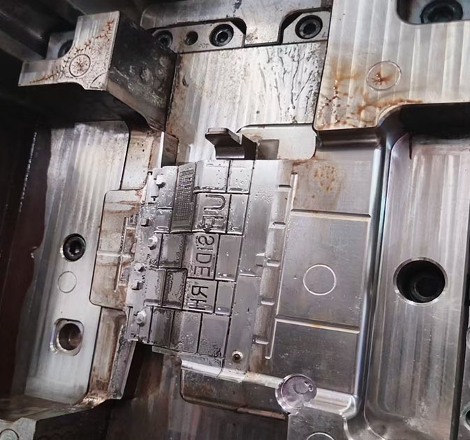 1793082279837408.jpg 注塑模具析出物.jpg